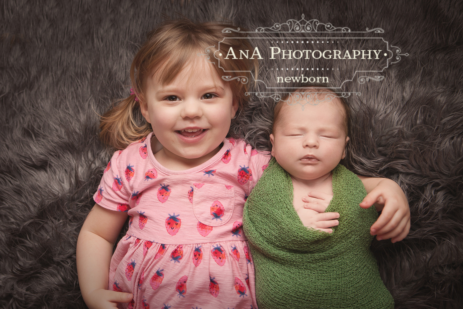 2137_034 Newborn Baby with older Sister